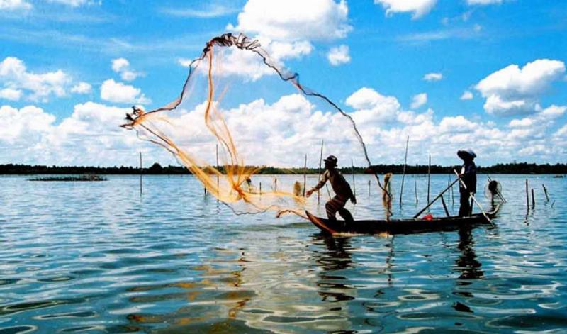 Khách du lịch đang tham quan và nghe giới thiệu về quy trình làm rượu sim tại một cơ sở ở Phú Quốc